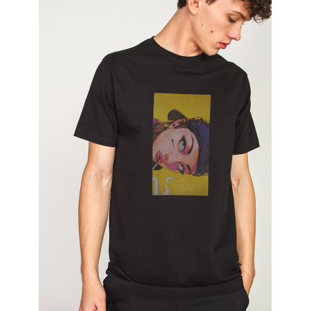 Fată într-un tricou din bumbac cu șapcă